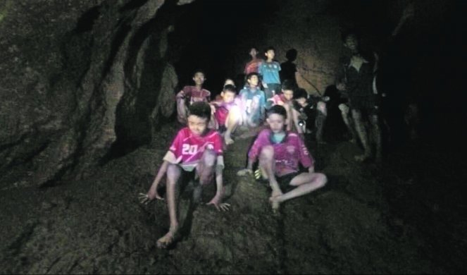 (FOTO/VIDEO) MALI FUDBALERI BIĆE ZAROBLJENI U PEĆINI 4 MESECA! Neviđeno komplikovana akcija spasavanja dece iz pećine na Tajlandu!